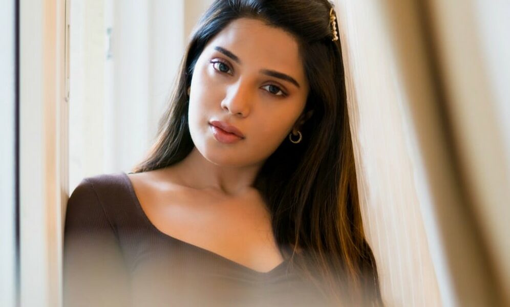 பாலாடை கட்டி உடம்பு மூட ஏத்துது!.. நடுரோட்ல நச்சின்னு காட்டும் ஆத்மிகா…