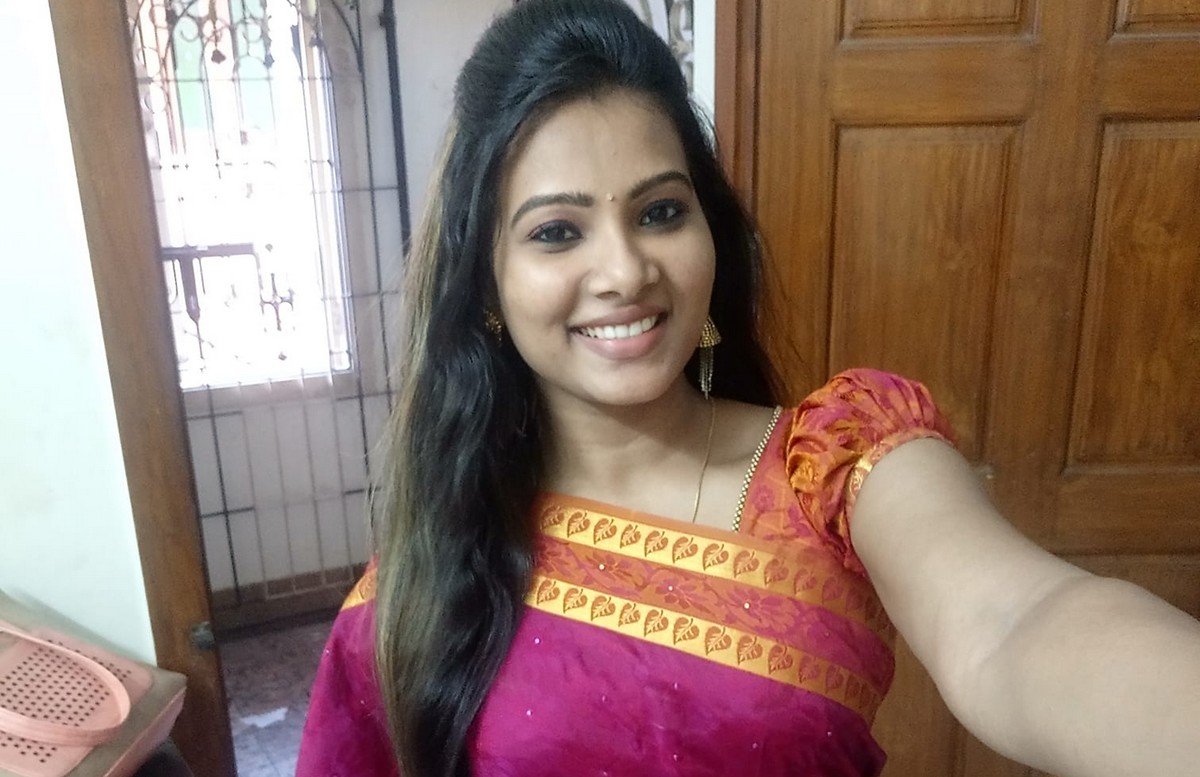 இப்படி நின்னா மனசு கெட்டு போகும்!.. புடவையில் வசியம் செய்யும் திவ்யா துரைசாமி. இப்படி நின்னா மனசு கெட்டு போகும்!.. புடவையில் வசியம் செய்யும் திவ்யா துரைசாமி.