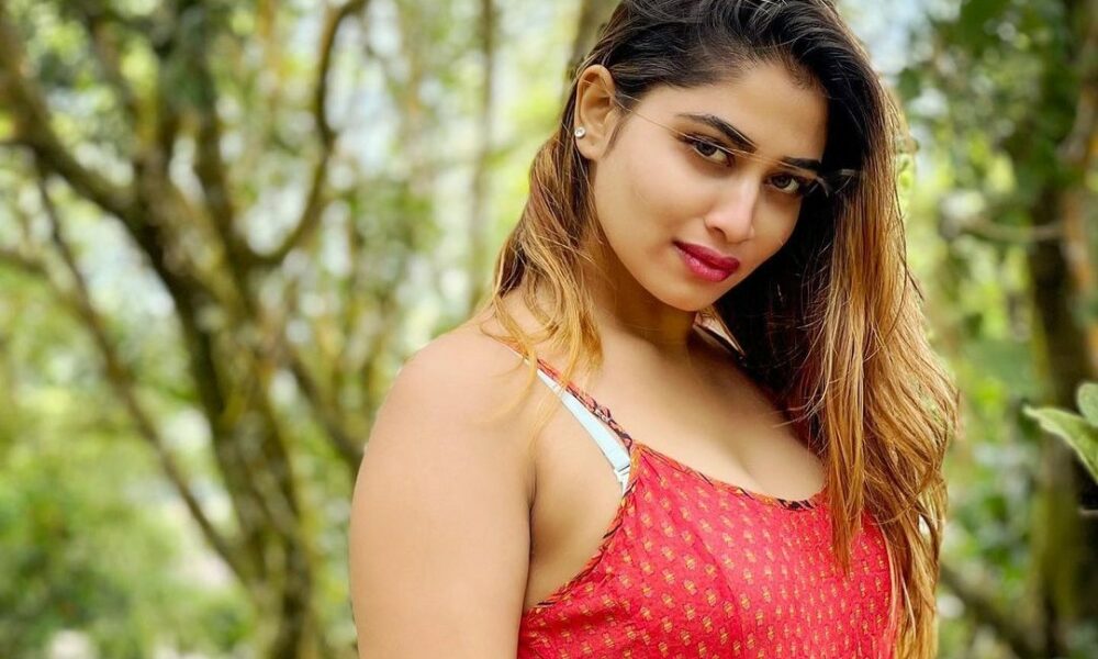 என்ன தெரியுதோ பாத்துக்கோ!.. திறந்து காட்டி விருந்து வைக்கும் ஷிவானி நாராயணன்…