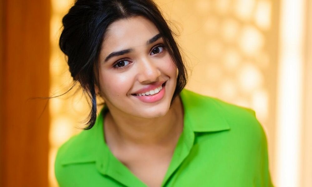 தொட்டா வழுக்கிட்டு போகும் வெண்ணக்கட்டி உடம்பு!.. பல ஆங்கிளிலும் காட்டி சூடேத்தும் கீர்த்தி ஷெ