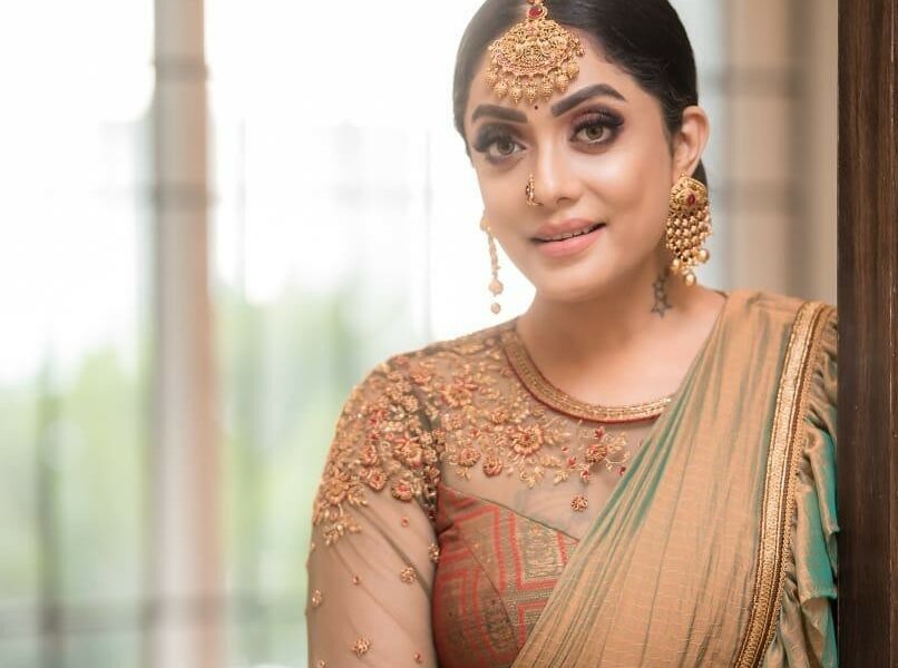 கடைசியில நீயும்மா செல்லம்?!. கிரண் ரேஞ்சுக்கு கவர்ச்சி காட்டும் அபிராமி.