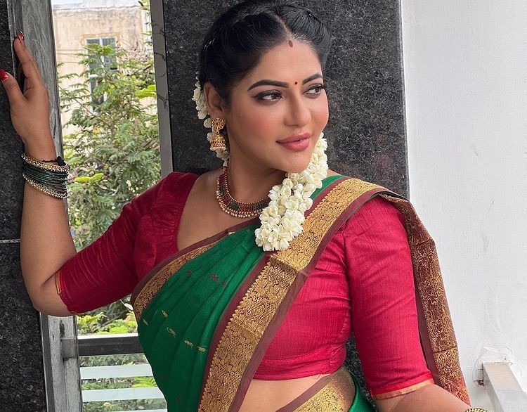 இது செம கட்டடம்டா சாமி!...தளதள உடம்ப காட்டி தவிக்க விட்ட ரேஷ்மா!... இது செம கட்டடம்டா சாமி!...தளதள உடம்ப காட்டி தவிக்க விட்ட ரேஷ்மா!...