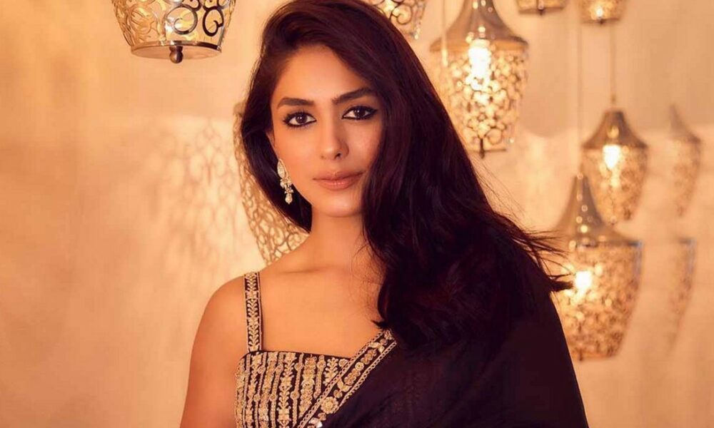 வேற லெவல் போ!..சும்மா அதிருது!.. அல்ட்ரா மாடர்ன் லுக்கில் மிருனள் தாகூர்…