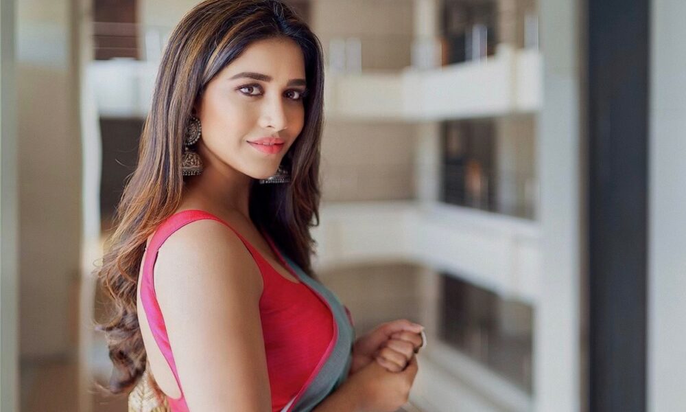 பளிங்கு தொடை மூட ஏத்துது!.. அரை டவுசரில் அழகா காட்டும் நபா நடேஷ்…