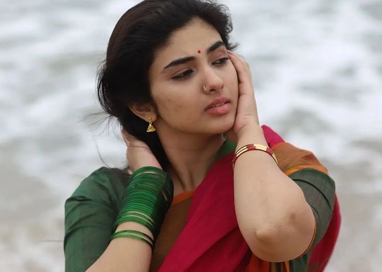 Oh you are so beautiful!…Pragya pulling the girls in a saree…