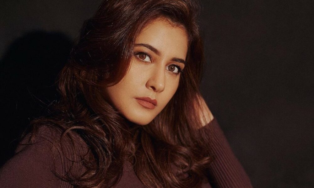 உன்ன பாத்தாலே பொழப்பு ஓடாது!.. சைனிங் உடம்ப காட்டி சூடேத்தும் ராஷி கண்ணா…