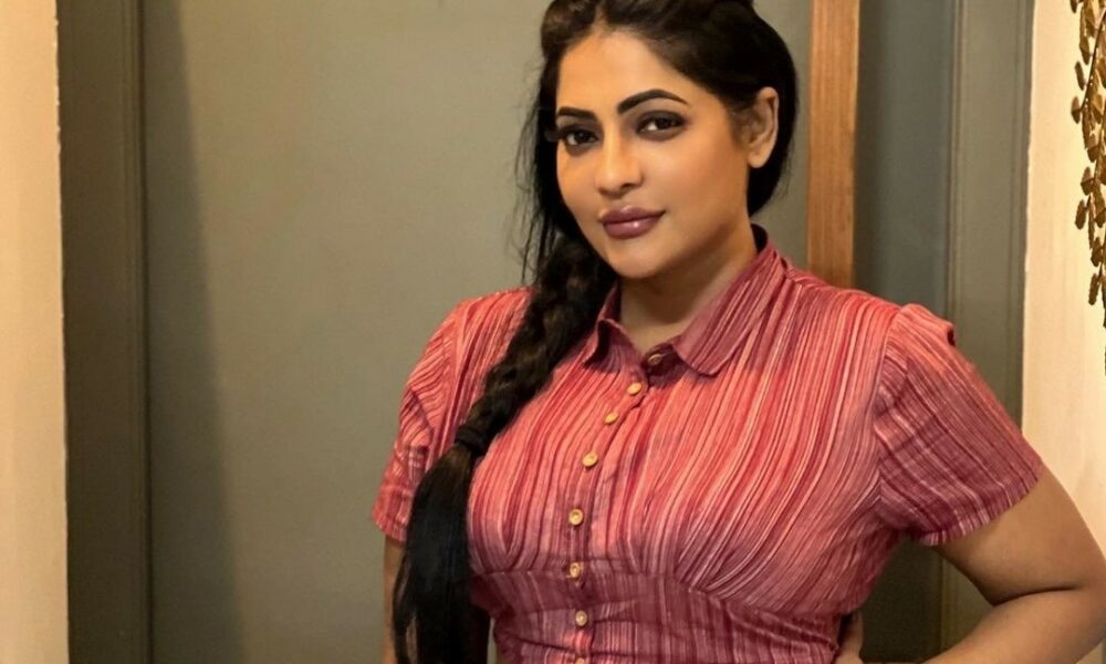 பிக் சைஸ் மனசு ஃபீலிங்ஸ் ஏத்துது!… பாதி உடையில் பக்காவா காட்டும் ரேஷ்மா…