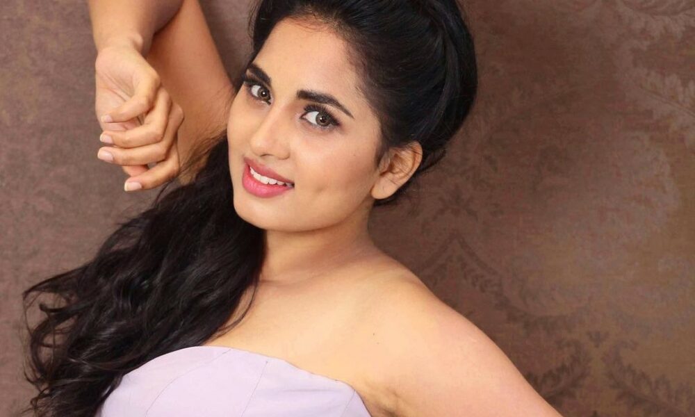 தொட்டா வழுக்கிட்டு போகும் தொடை!.. பேண்ட் போடாம மூடேத்தும் சிருஷ்டி டாங்கே…