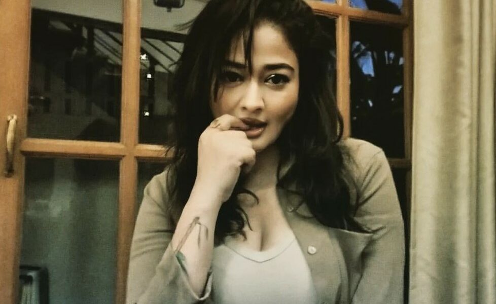 ஒன்னு போதும் நின்னு பேசும்!… உள்ளாடை தெரிய கிளுகிளுப்பு காட்டும் கிரண்…