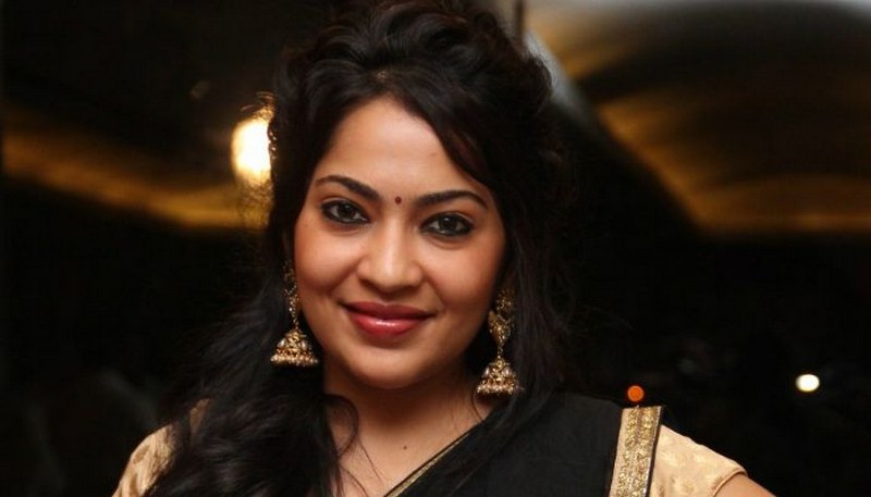 VJ Ramya made netizens crazy by tying a saree with a fat woman..