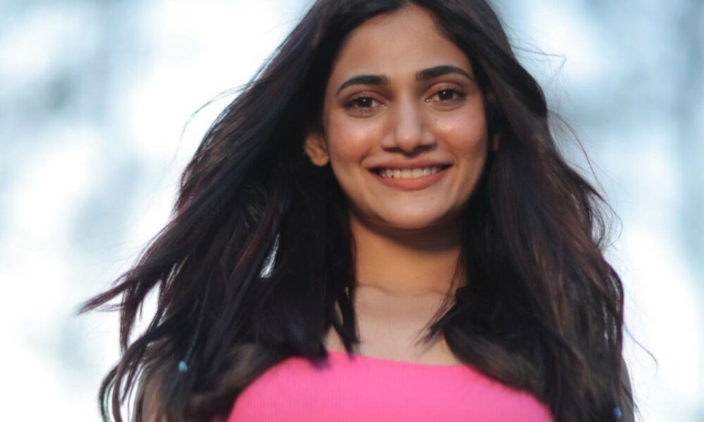 ஐய்யோ இது 5 வயசு பாப்பா டிரெஸ்!…குட்ட கவுனில் தொடையை காட்டும் லாஸ்லியா…