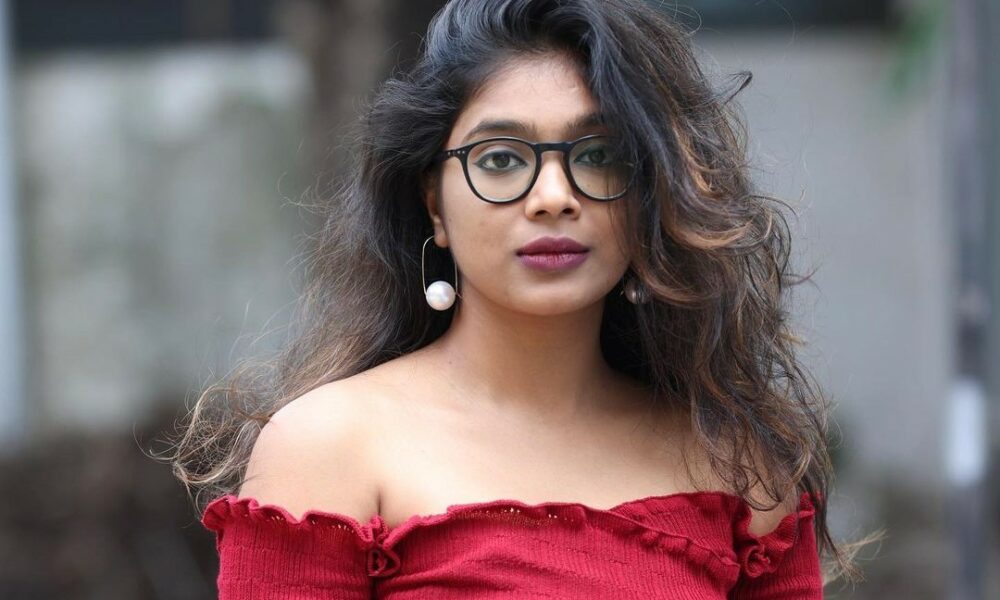 வேணாம் செல்லம் வெட்கமா இருக்கு!.. கொழுக் மொழுக் உடம்பை காட்டும் விஜே பார்வதி…