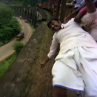 murattukaalai-train-fight-scene