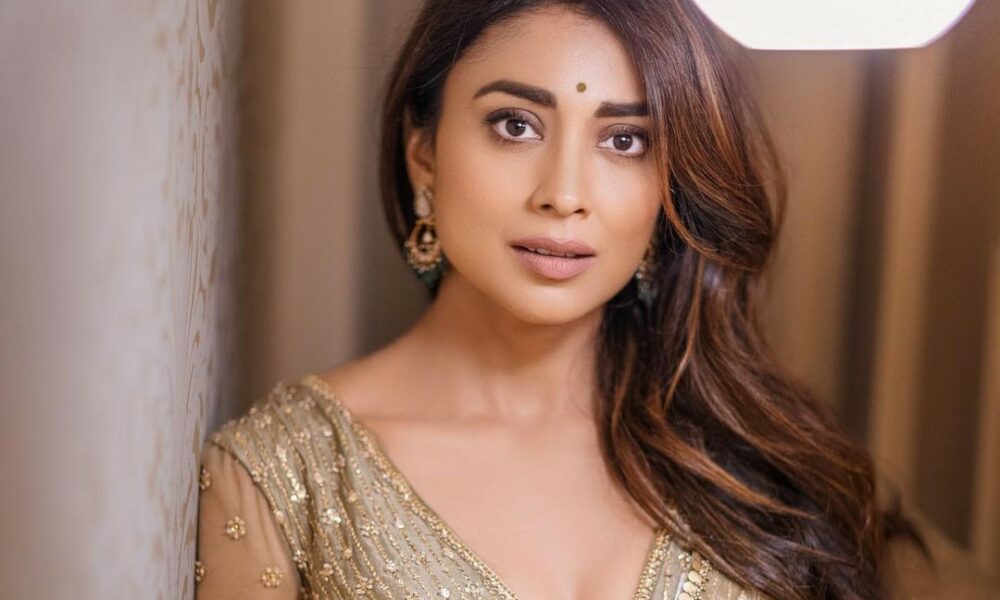 ஜூம் பண்ணை பாக்க கூடாது!… தரை லோக்கலா இறங்கி காட்டும் ஸ்ரேயா…