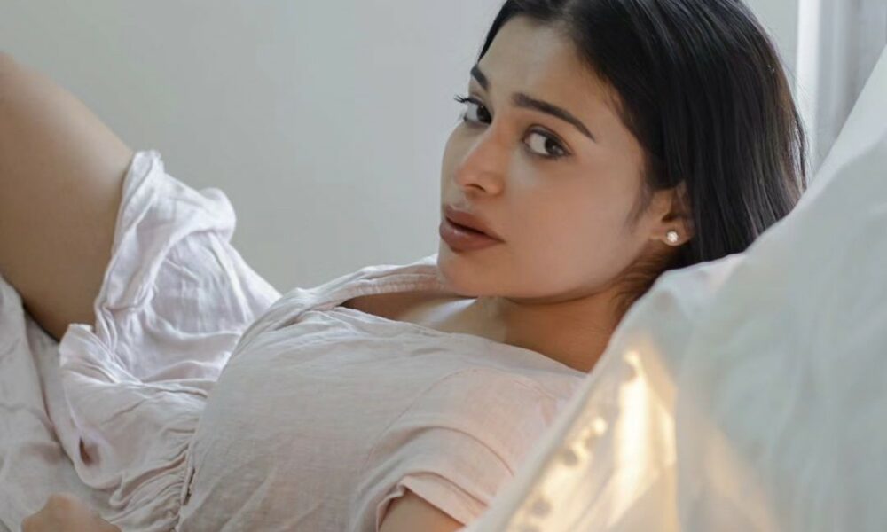 பளிங்கு தொடையை காட்டியே வெறியேத்துற!.. தர்ஷா குப்தாவிடம் ஜொள்ளுவிடம் புள்ளிங்கோ..