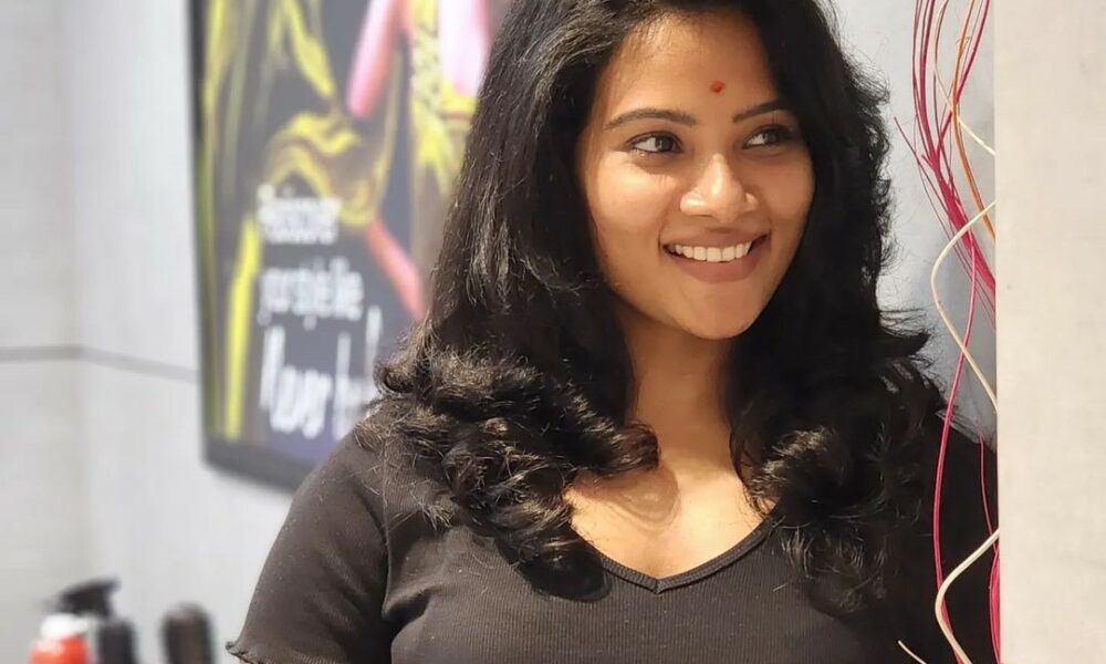 அந்த இடுப்ப பாத்தாலே வெறியேறுது!.. புடவையை விலக்கி சூடேத்தும் திவ்யா…