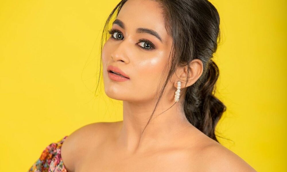 இது குட்டி போடுற டிரெஸ்!.. குட்டகவுனில் கும்தாவா காட்டும் முல்லை நடிகை…