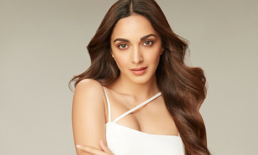 கல்யாணம் ஆகியும் அடங்கலயே!. பாதி ஜாக்கெட்டில் அழகா காட்டும் கியாரா..