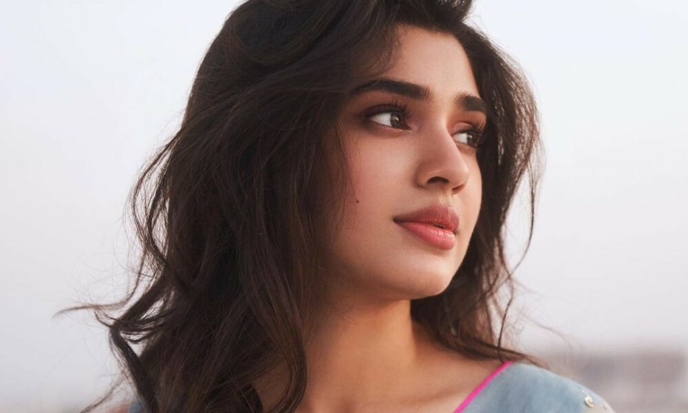 இப்படி காட்டினா எப்படி தூக்கம் வரும்?.. சைனிங் உடம்பை காட்டி இழுக்கும் கீர்த்தி ஷெட்டி..