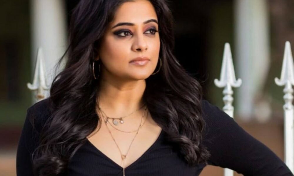 இப்பவும் உடம்பு சிக்குன்னு இருக்கு!.. தாறுமாறா காட்டி தவிக்கவிடும் பிரியாமணி..