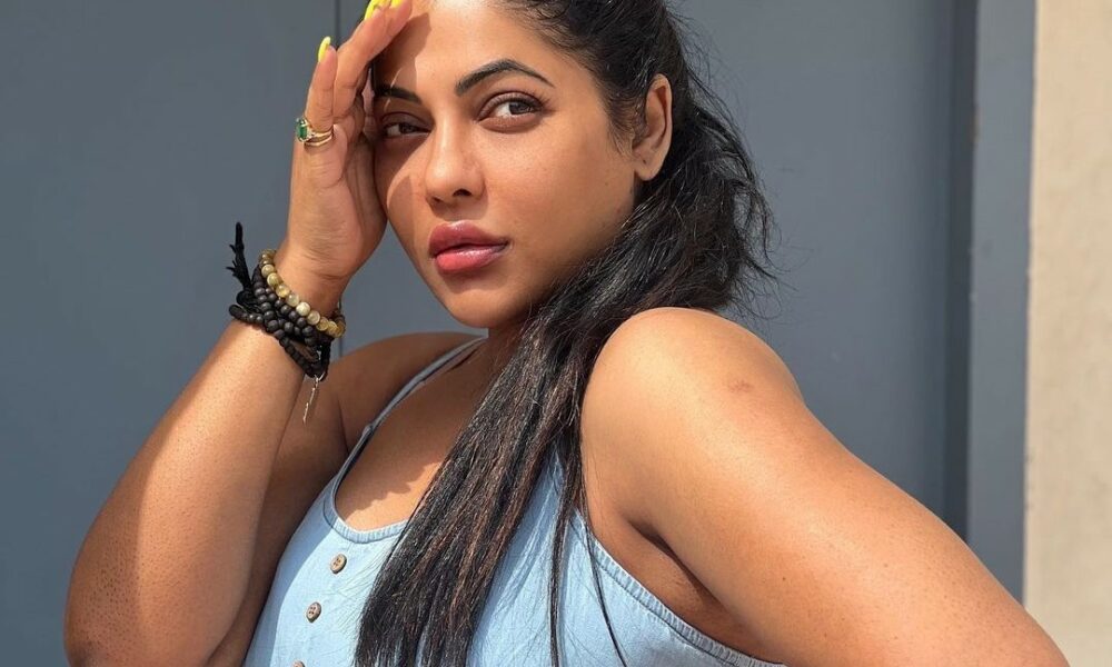 கண்ட்ரோல் பண்ணாலும் கண்ணு அங்கதான் போகுது!.. முடிஞ்சவரைக்கும் காட்டும் ரேஷ்மா..