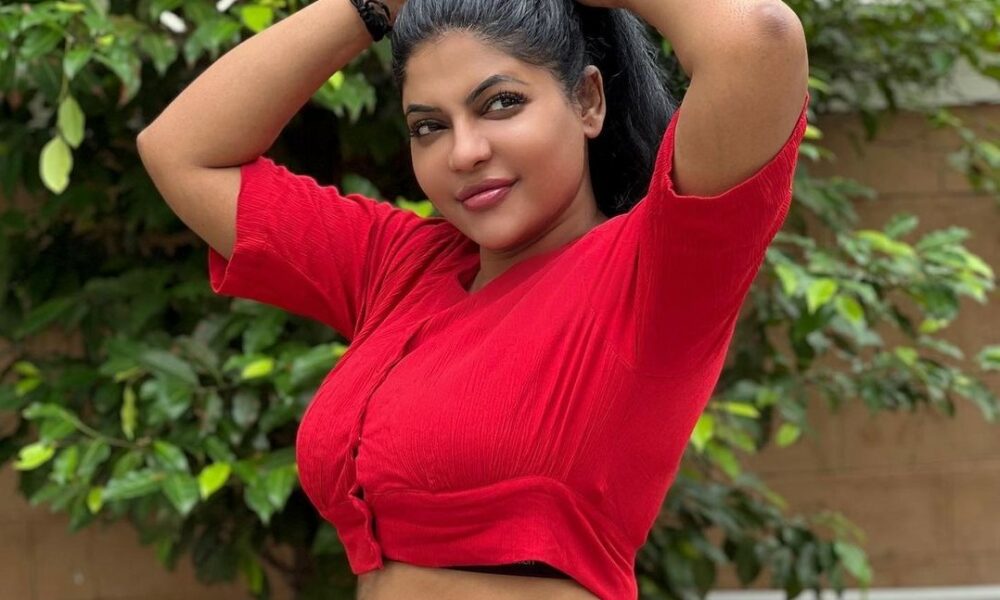 சைடா காட்டினாலும் செம ஒர்த்து!.. டிரெஸ் கீழே இறக்கி நச்சுன்னு காட்டும் ரேஷ்மா…