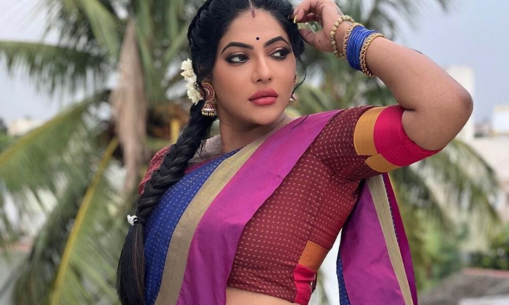 நாட்டுக்கட்ட இது தரமா இருக்கு!.. சேலையை விலக்கி கும்முன்னு கட்டும் ரேஷ்மா…