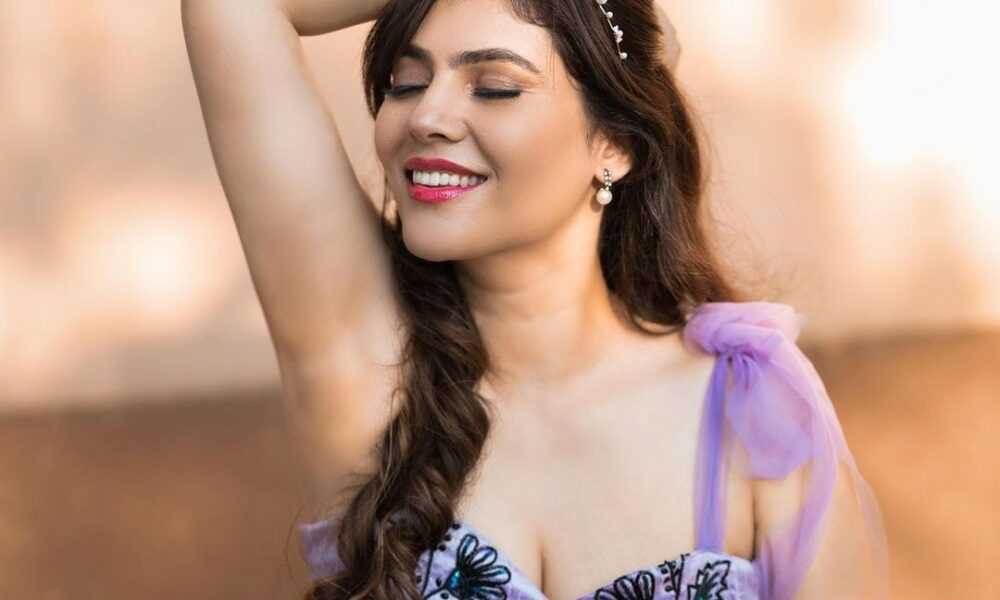 பால்மேனி சும்மா தளதளன்னு இருக்கு!.. மிச்சம் வைக்காம காட்டும் ஷெரின்…