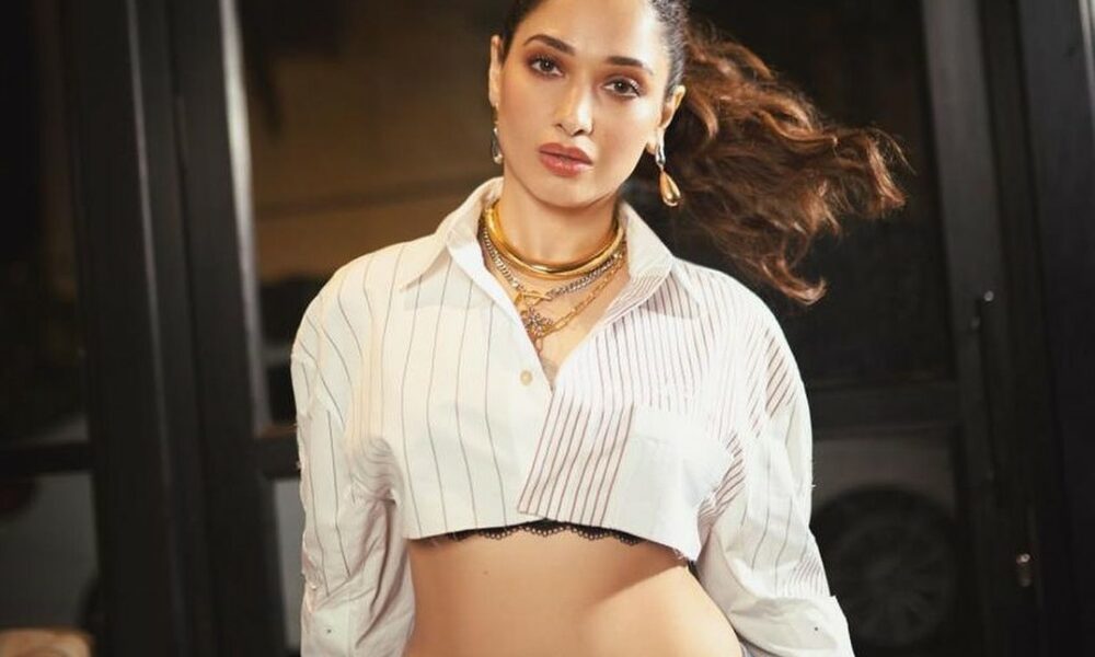 சைனிங் உடம்பு சூடேத்துது!. சட்டைய கிழிச்சி அந்த இடத்தை காட்டும் தமன்னா!..