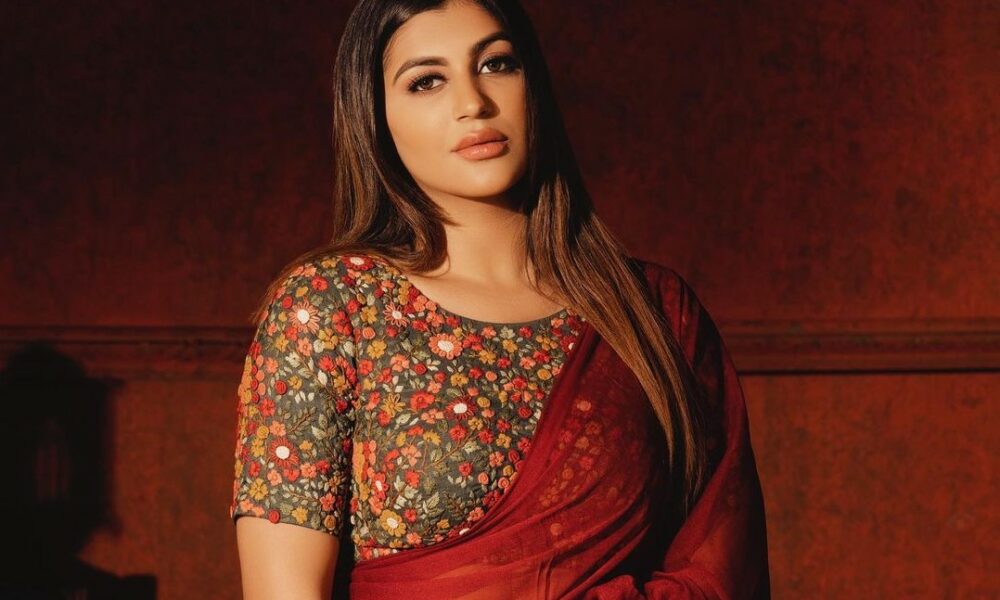 யாருமே முகத்தை பாக்கல போல!.. சேலையை விலக்கி காட்டும் யாஷிகா ஆனந்த்..