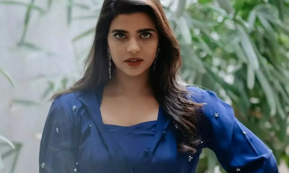 ப்ப்ப்பா!.. வாளிப்பான உடம்பு வளஞ்சி நெளிஞ்சி போகுது!.. சூடேத்தும் ஐஸ்வர்யா ராஜேஷ்…