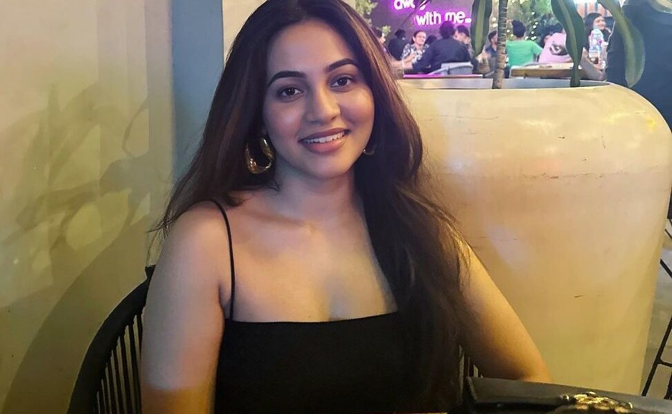 உன்ன பாத்தாலே ஷாக் அடிக்குது!.. ஹை வோல்டேஜ் லுக்கில் அசத்தும் விடுதலை பட நாயகி…