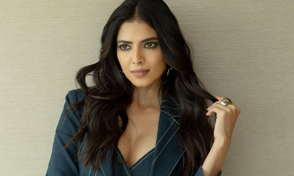 இமேஜின் பண்ணி பாத்தா கிறுகிறுன்னு வருது!.. அந்த இடத்த மூடாம காட்டும் மாளவிகா மோகனன்..