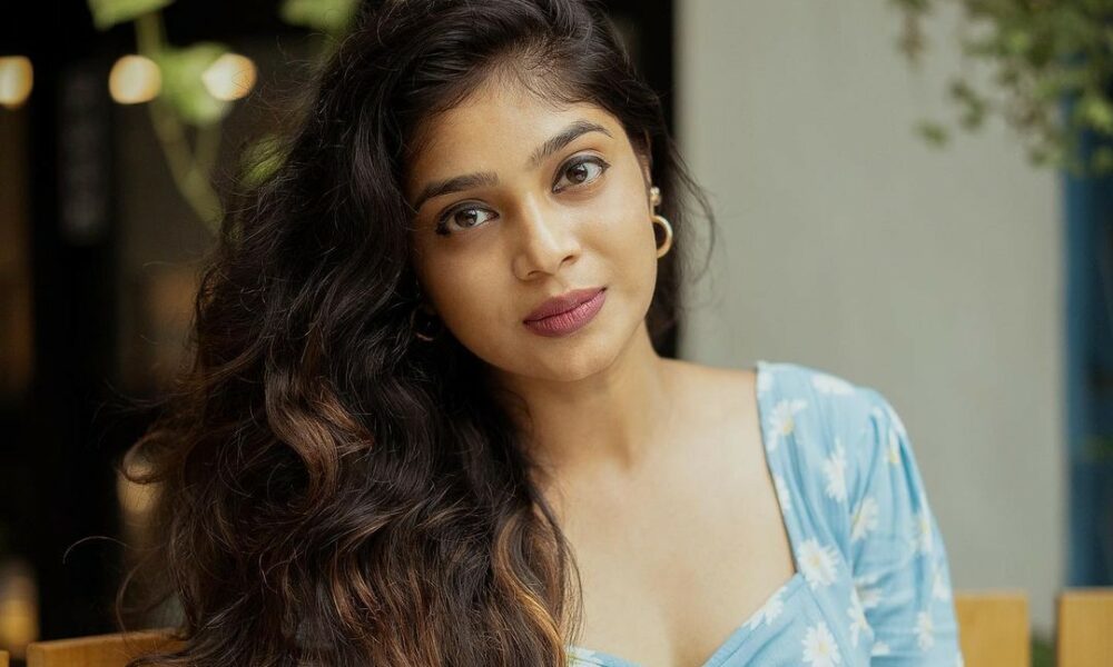 சைனிங் உடம்ப பாத்து சொக்கி போயிட்டோம்!.. குட்டகவுனில் கிளுகிளுப்பு காட்டும் விஜே பாரு…