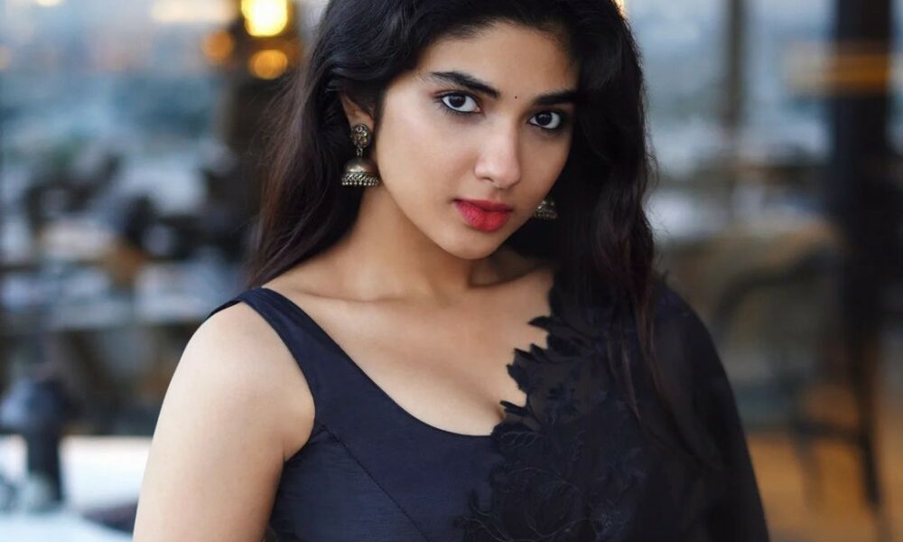 அந்த இடத்தை பார்த்தா ஹார்ட் பீட் எகிறுது!… வாலிப பசங்க மனச கெடுக்கும் பிரக்யா…