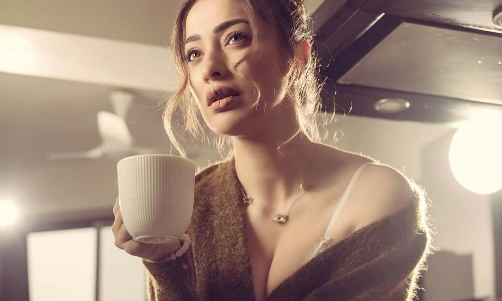 பளிங்கு மேனி பளபளன்னு இருக்கு!.. உள்ளாடை தெரிய மொத்தமா காட்டும் ராய் லட்சுமி…