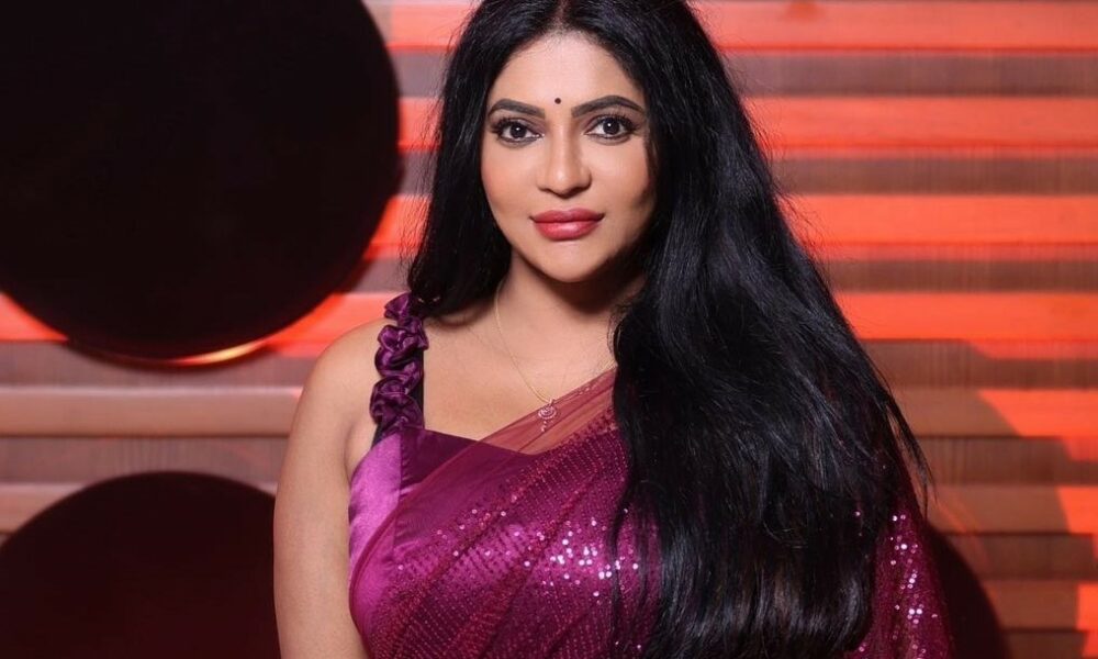 நாட்டுக்கட்ட உடம்பு நச்சின்னு இருக்கு!.. சிக்குன்னு காட்டி இழுக்கும் ரேஷ்மா…