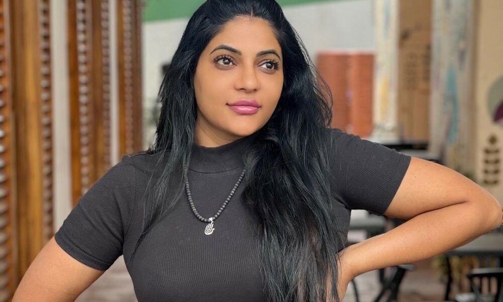 முன்னழக பாத்தா மூச்சு முட்டுது!.. டைட் டிரெஸ்ஸில் விருந்து வைக்கும் ரேஷ்மா…