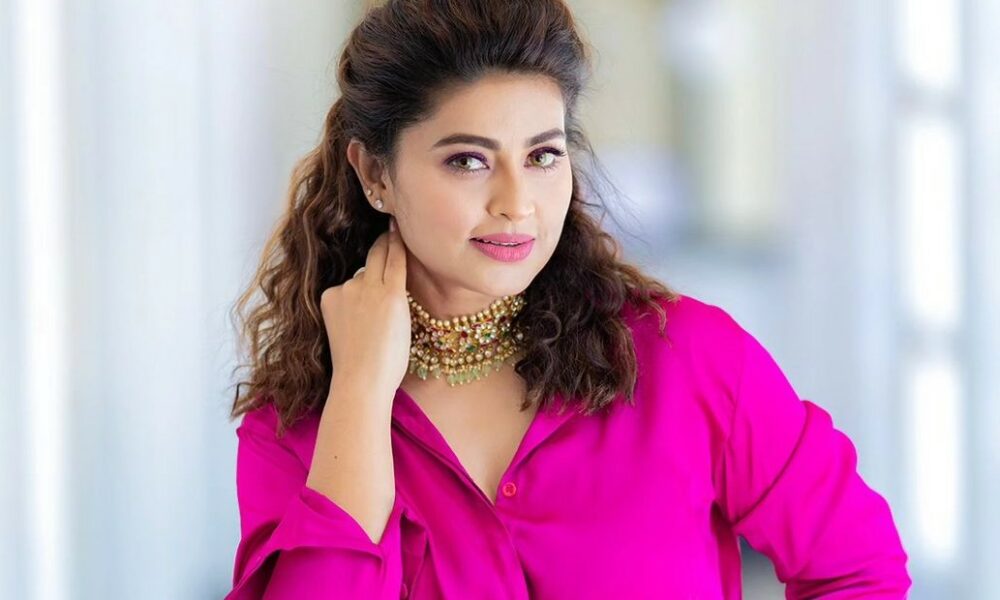 ரெண்டு குழந்தைக்கு அம்மாவா நீ?!.. சினேகாவின் கட்டழகில் சொக்கிப்போன ரசிகர்கள்.