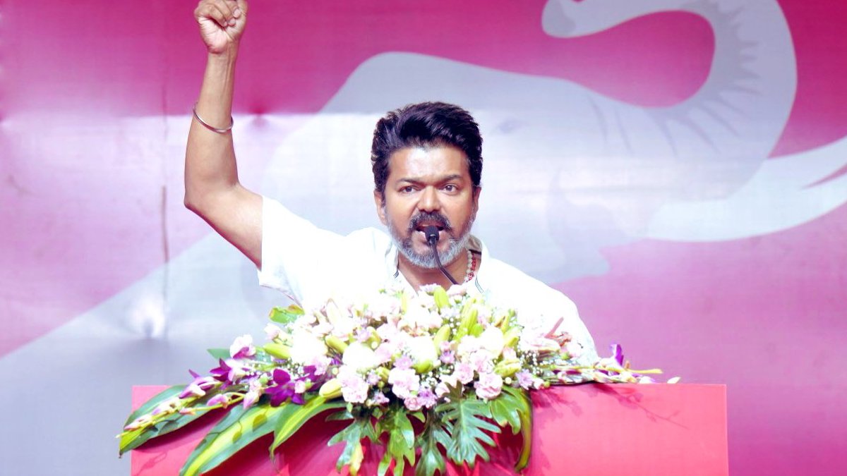 ஆரம்பமே அமர்க்களமா இருக்கே… மேடையில் உளறிய தவெக தலைவர் விஜய்… இதெல்லாம் தேவையா? ஆரம்பமே அமர்க்களமா இருக்கே… மேடையில் உளறிய தவெக தலைவர் விஜய்… இதெல்லாம் தேவையா?
