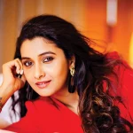 கண்ணை பறிக்கும் ரெட்… கிருஸ்துமஸ் கொண்டாட்டத்தில் பிரியா பவானி சங்கர்