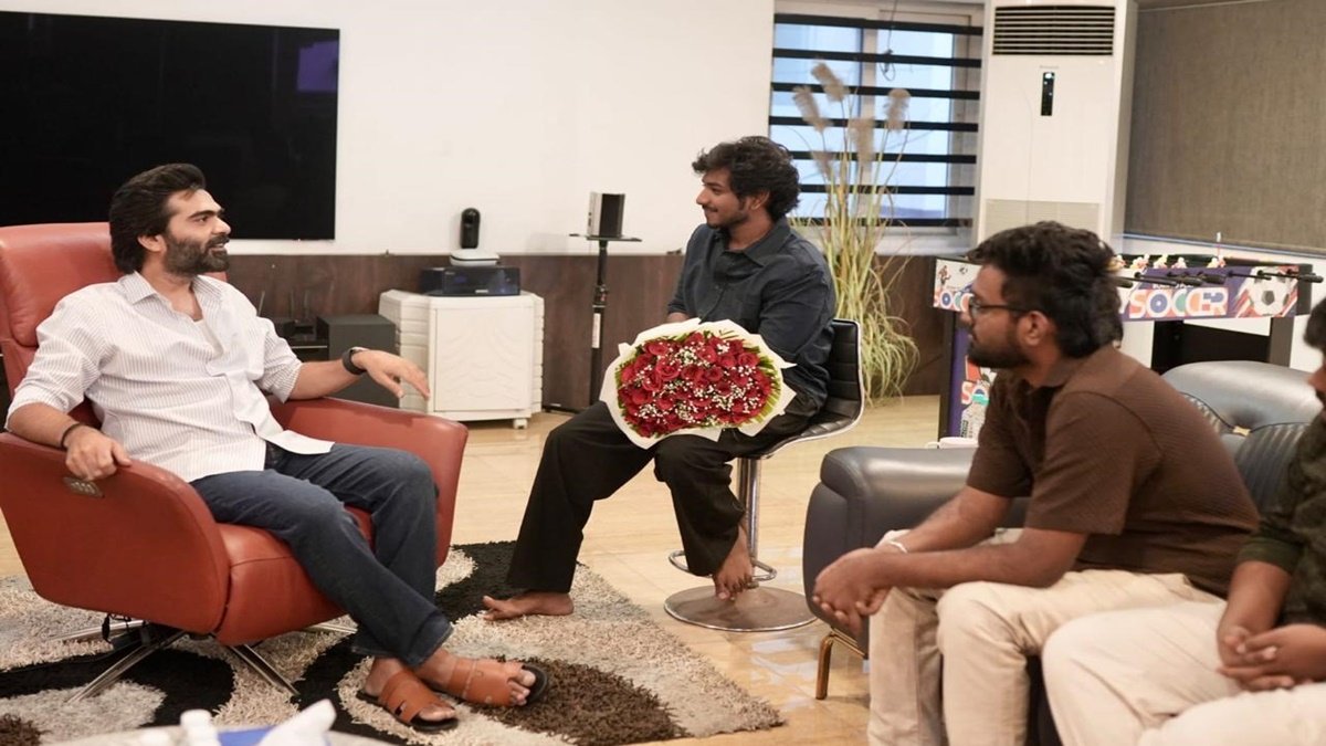 சிலம்பரசனை-நேரில்-சந்தித்த-யூத்-படக்குழு